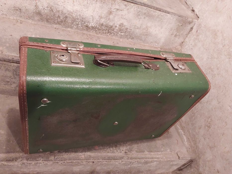 Stara walizka kartonowa tekturowa PRL.  Zielona walizka vintage.