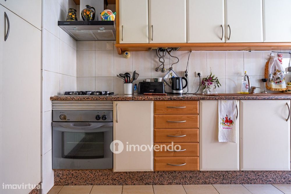 Apartamento T3 com áreas amplas, varandas e arrecadação, em Alverca