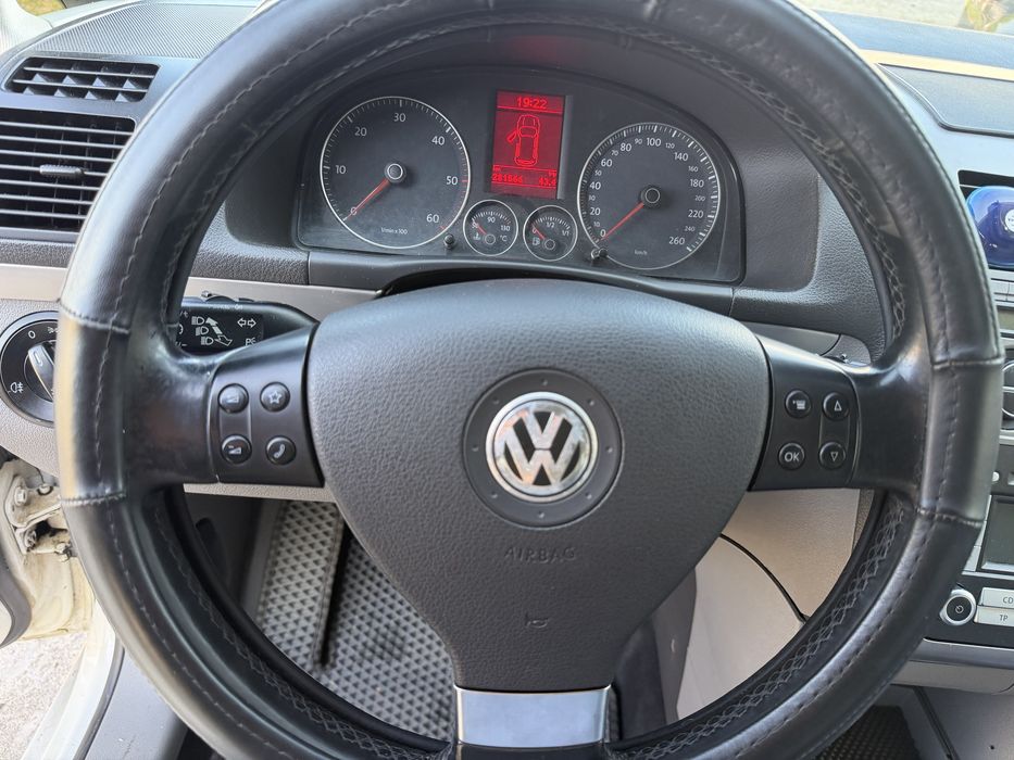 Volkswagen Touran ( Avtomat )