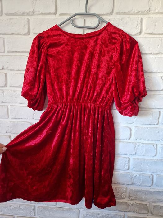 Sukienka aksamitną czerwona z bufkami