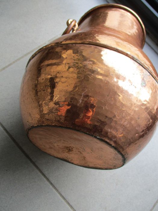 Jarrão antigo Vintage em cobre martelado c/ 2 argolas laterais, altura 28 cm