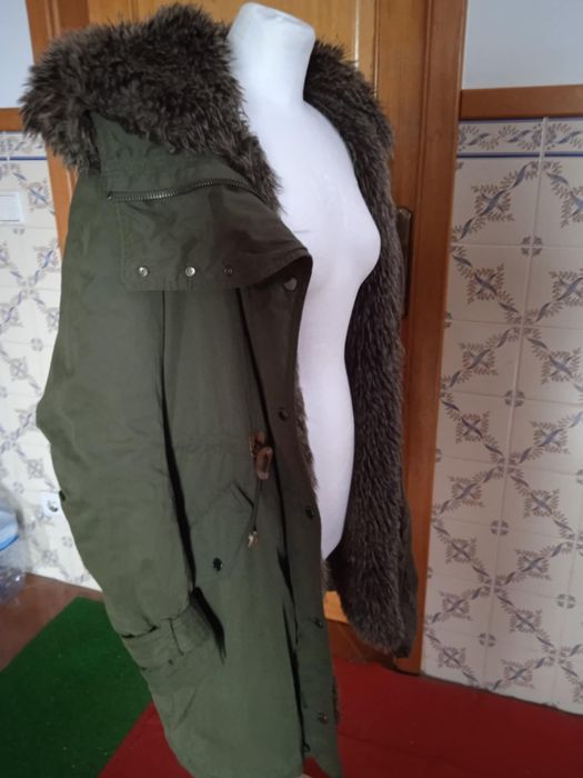 Vendo casaco forrado com pêlo muito quentinho para esta época do ano.