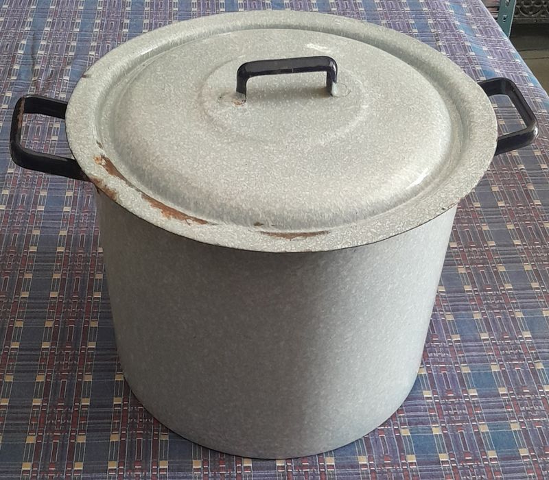 Panela antiga em esmalte