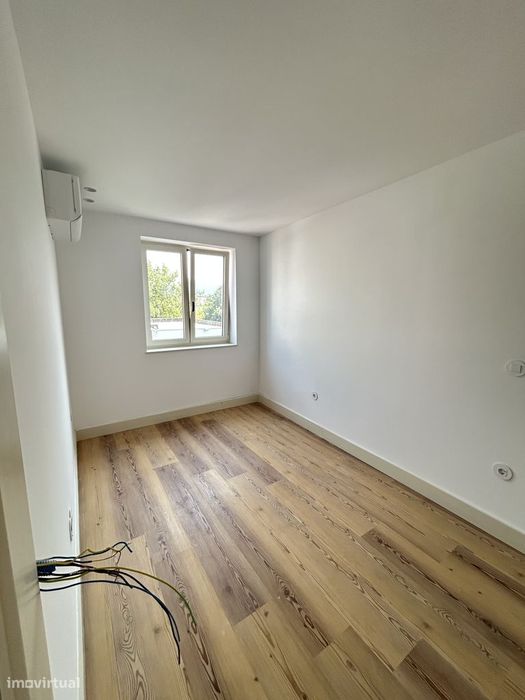 Vende-Se T2 Duplex Novo, Com Terraço E Suíte, No Centro De Braga.