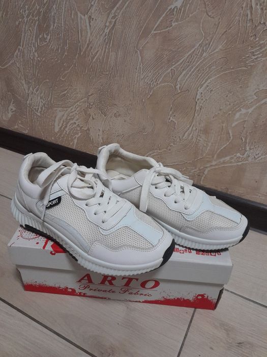 Кросівки в ідеальному стані