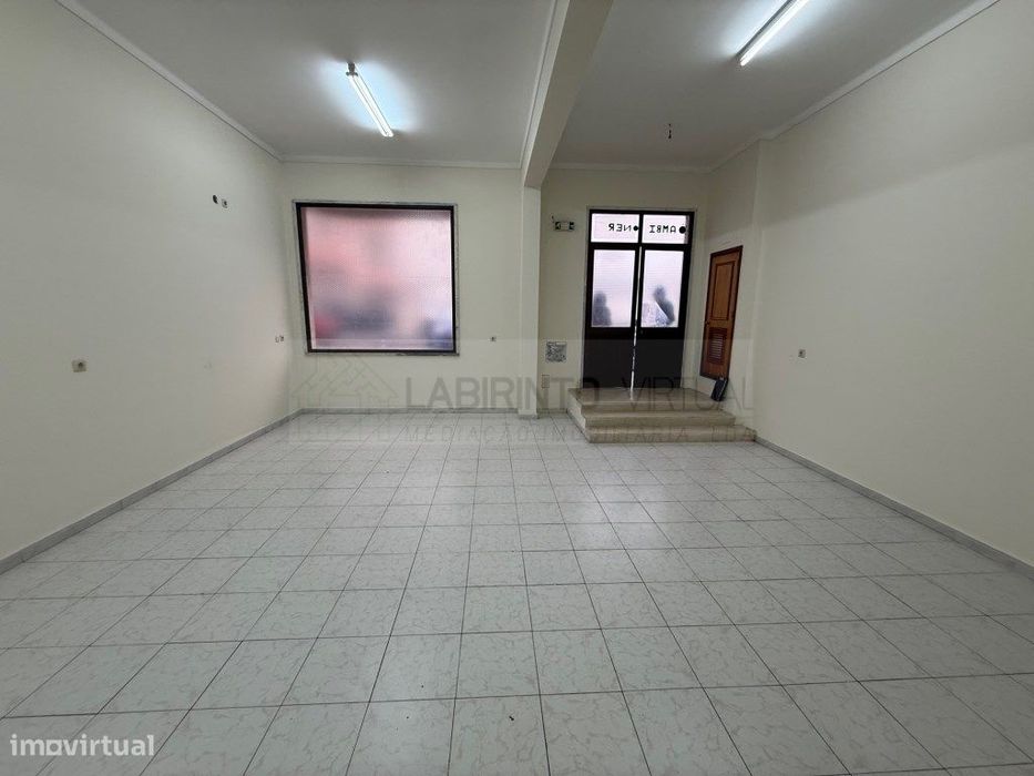 Vende-se Loja ampla em São Marcos, no Cacém - Sintra — Cacém E São Marcos, Lisboa