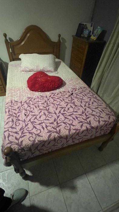 Camas solteiro e armário 3 gavetas