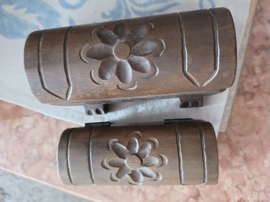 2 caixas em madeira talhada
