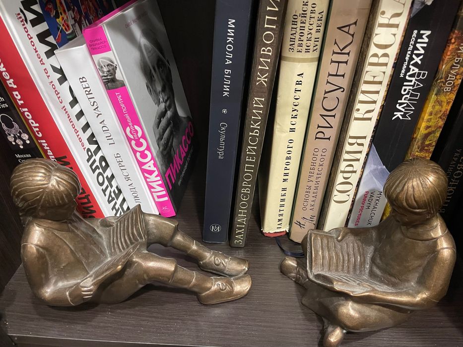 Антикварні вінтажні тримачі для книг - хлопчик і дівчинка з книгою
