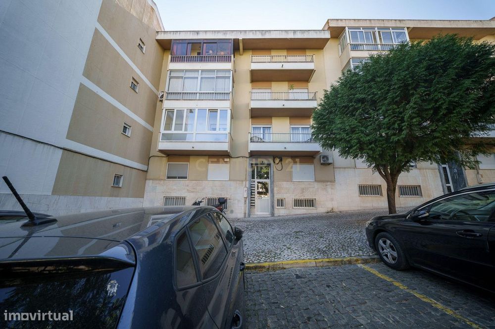 Apartamento T2 Renovado com Varanda e Arrecadação em São João da Talha