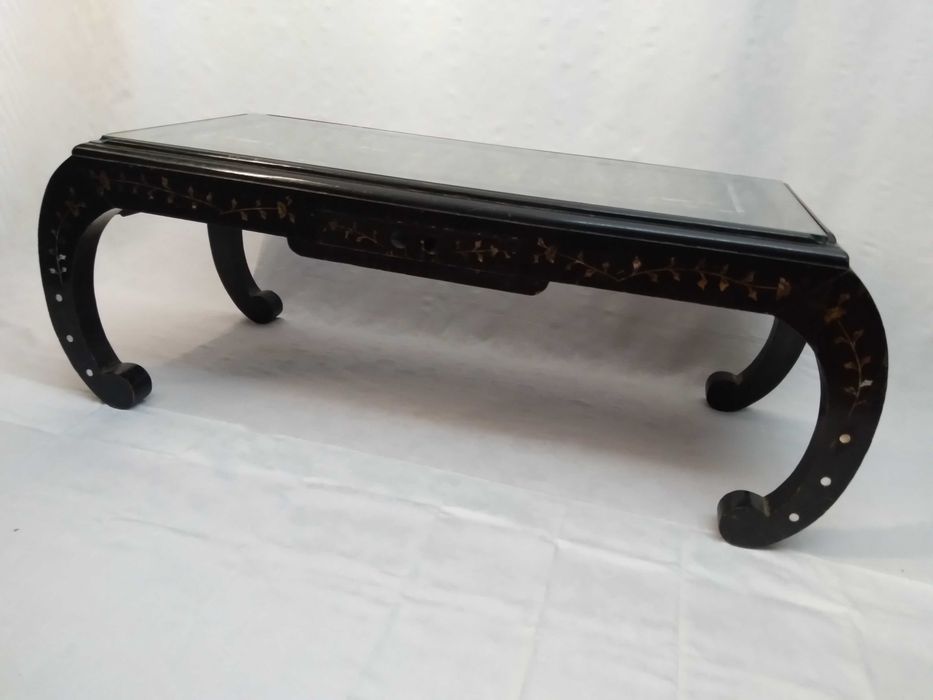 Mesa de centro oriental com aplicação de madrepérola