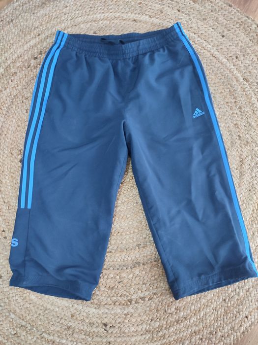 Granatowe spodnie 3/4 Adidas M  z niebieskimi paskami, klasyczne logo,
