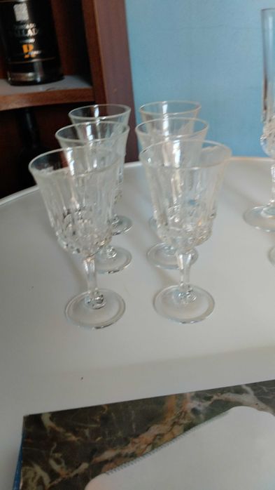 Vendo 6 copos de vinho fino mais 4 copos maiores mais talher de bolo