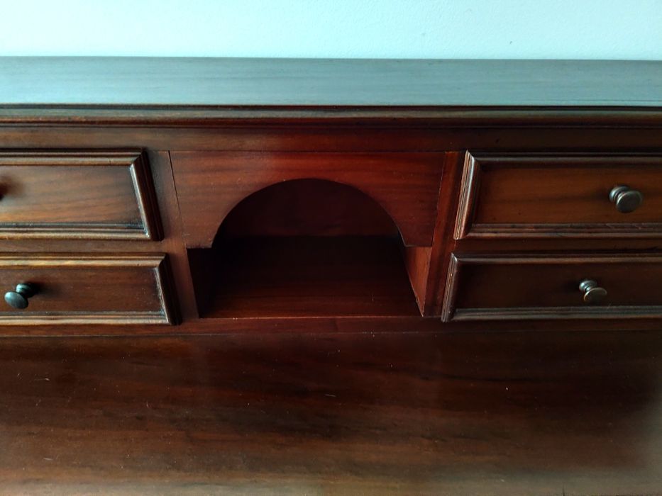 Cómoda escrivaninha em mogno