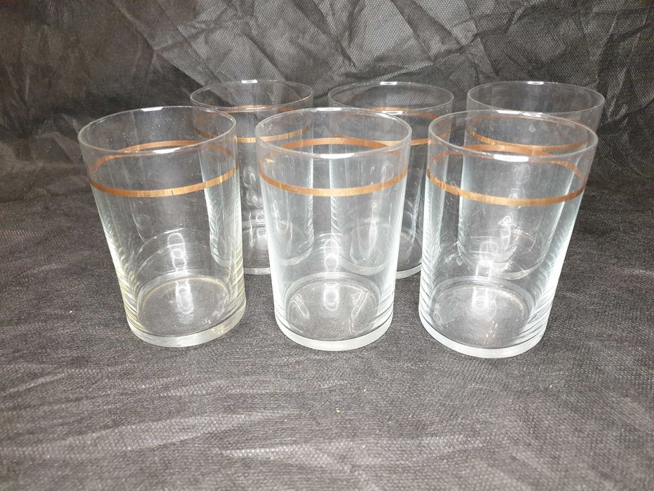 Szklanki zdobione złotym paskiem PRL