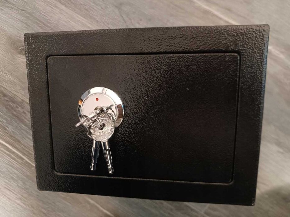 NOWY Sejf Kasetka Skrytka Metalowa Na Klucz Mocny 23x17x17cm