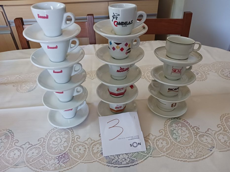 Conjunto de chávenas de marcas de café e meias de leite