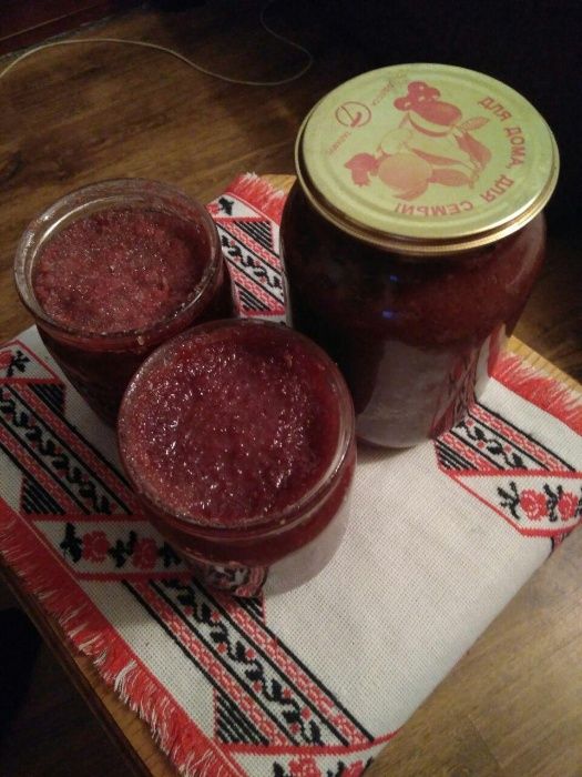 Чайна троянда( рожа) і варення з пелюсток рожі.