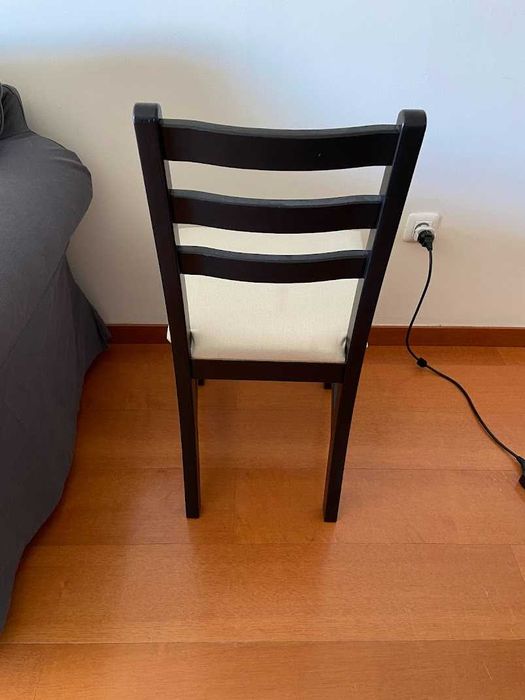 Cadeira com assento acolchoado. (a unidade). Tenho 4 unidades.