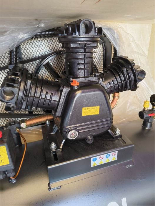 Компресор 200 л,7,5кВт,380В,10 атм,1050 л/хв 3 цил INTERTOOL PT-0040