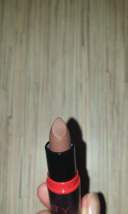 Szminka Huda Beauty nowa.