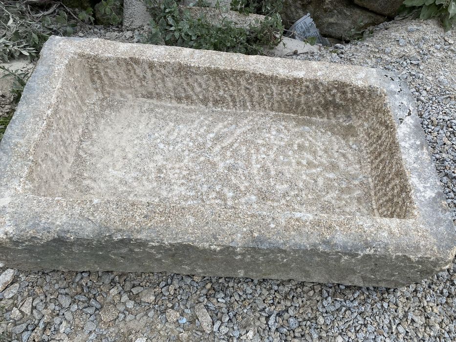 Pia em pedra amarela