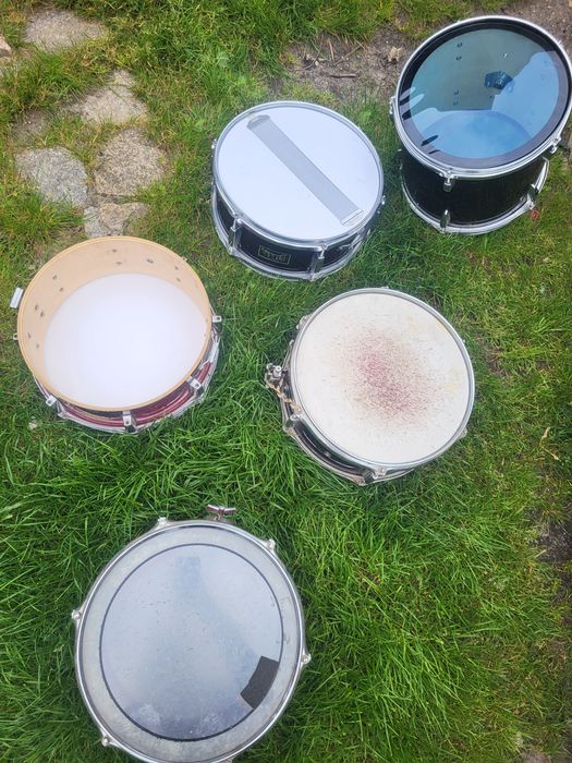 Różne bębny do perkusji