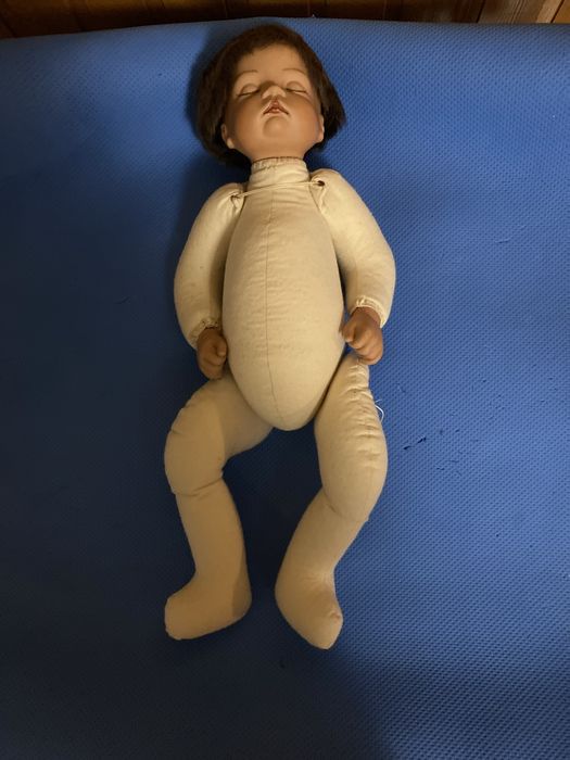 Фарфоровая кукла