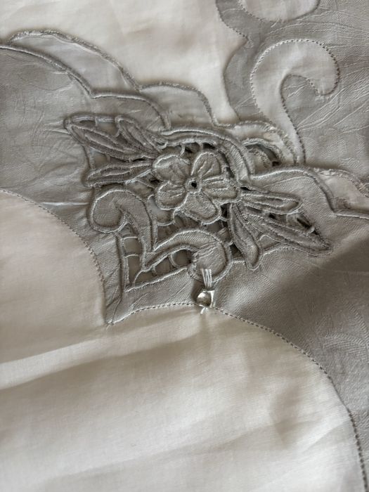 Colcha de organdy e bordado da Madeira