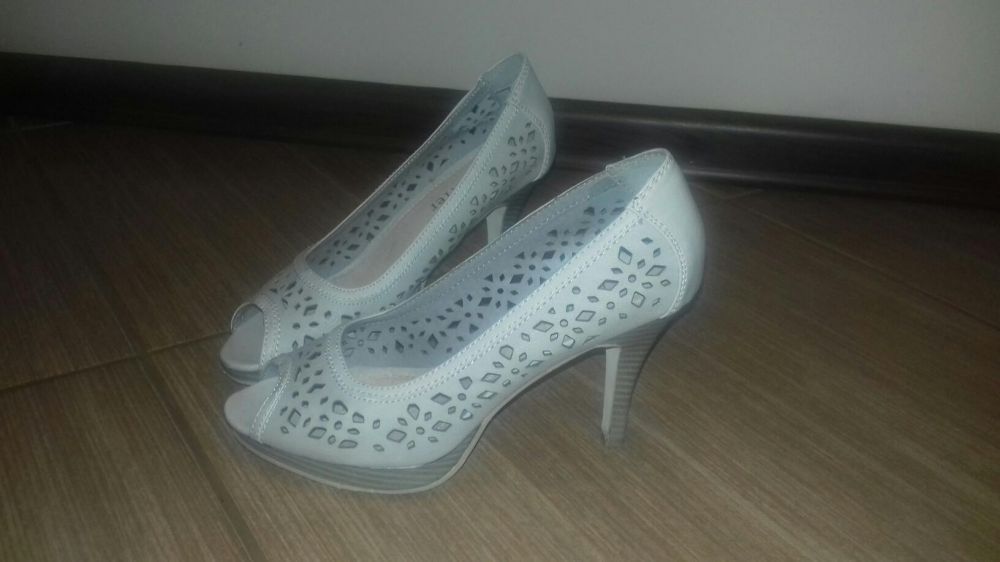 Szpilki ażurowe beżowe 37