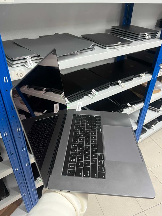 MacBook Pro 15" 2018 i7 16GB 500GB SSD Radeon 555X