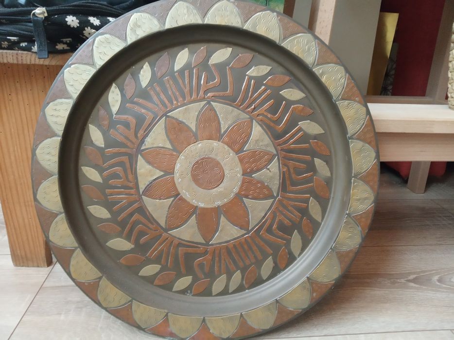 Two decorative metal plates442829029685995523