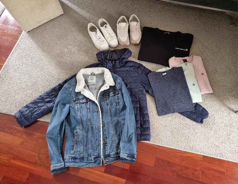 Lote de Roupa tamanho S e sapatilhas
