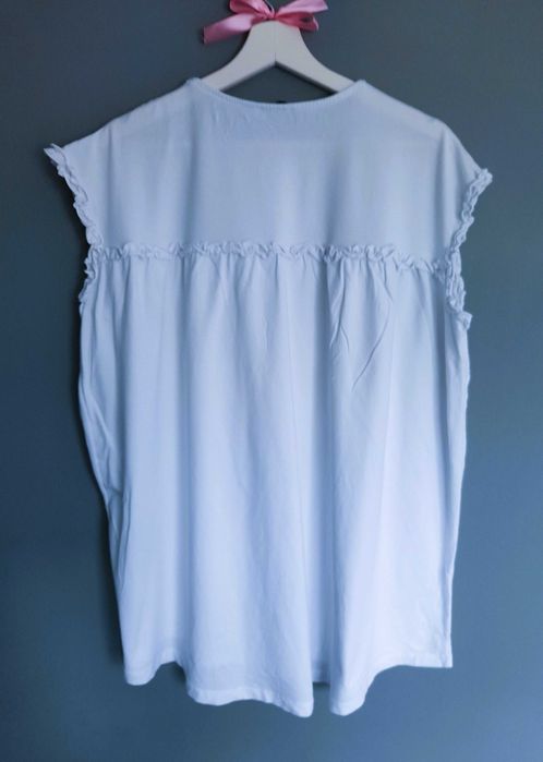 Biała bawełniana sukienka tunika z falbankami