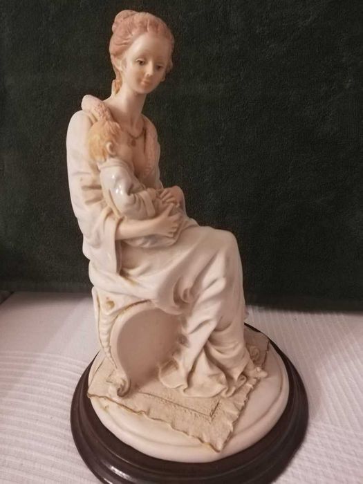 Estatueta em marfinite
