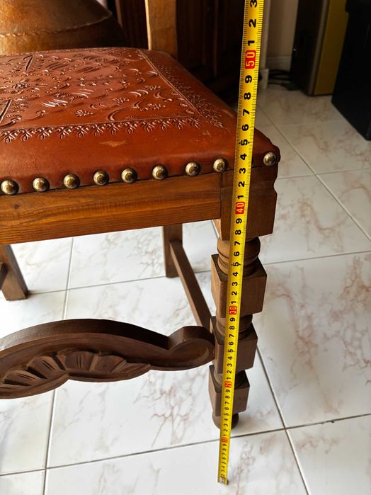 Conjunto de 6 Cadeiras Rústicas em Madeira e Pele Trabalhada