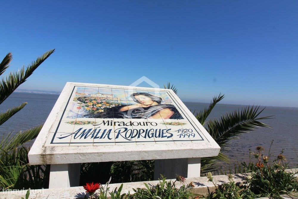 Magnífica Moradia T4, em banda, a estrear, em Alcochete.