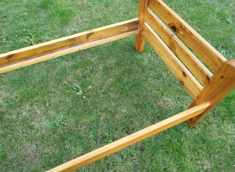 Sprzedam łóżko sosnowe.