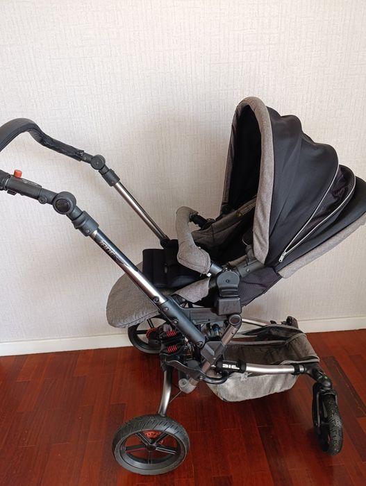 Carrinho de criança cinza