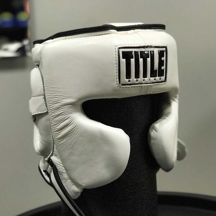 Кожаный боксерский шлем TITLE Boxing Leather Sparring Headgear белый и черный