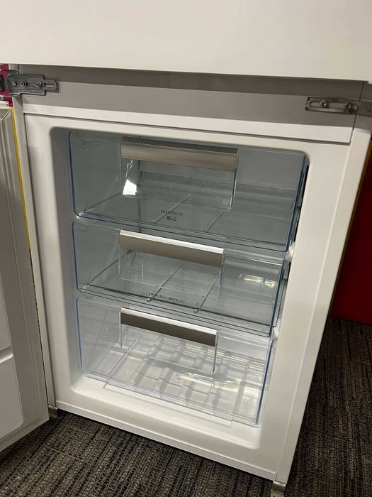 Chłodziarko-zamrażarka do zabudowy Electrolux MultiSpace ENN3074EFW
