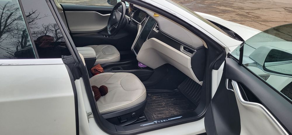 ТЕСЛА Модел S 2013 год