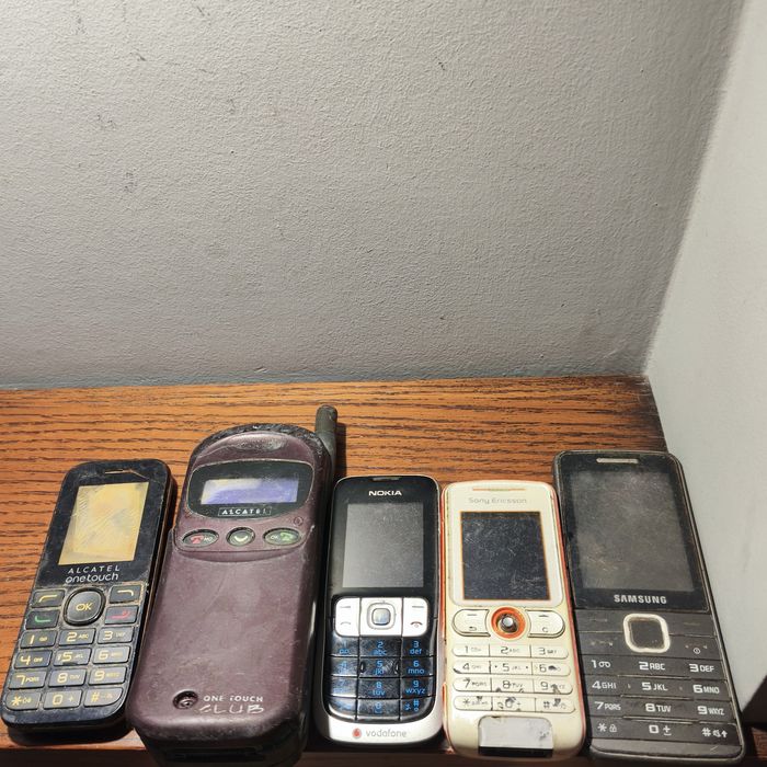 Zestaw Starych Telefonów
