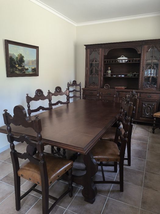 Mesa de jantar e cadeiras em madeira