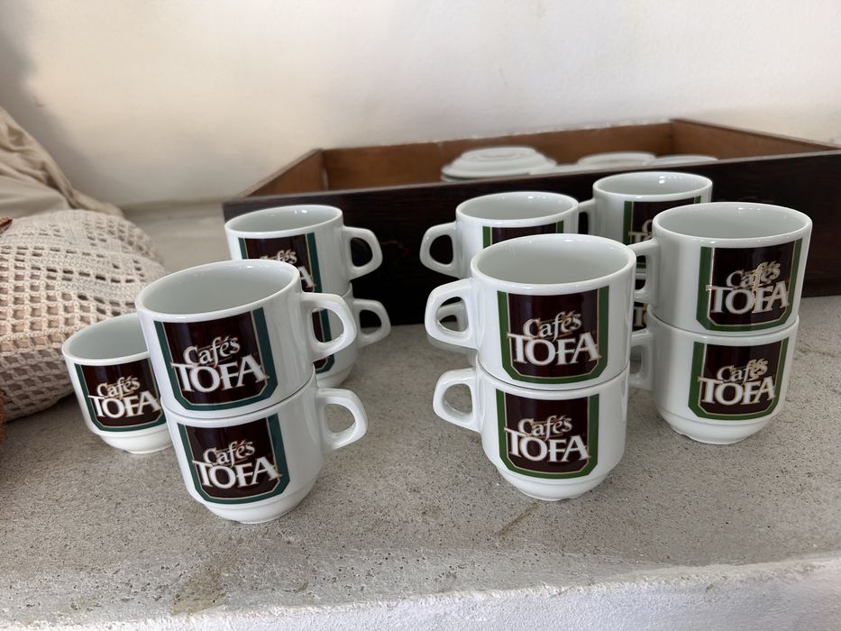 Chavenas de meia de leite e pires