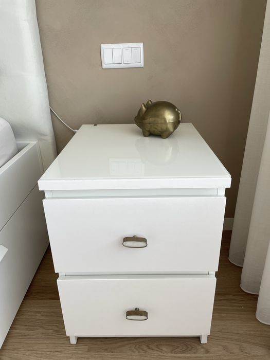 Mesinhas de cabeceira brancas