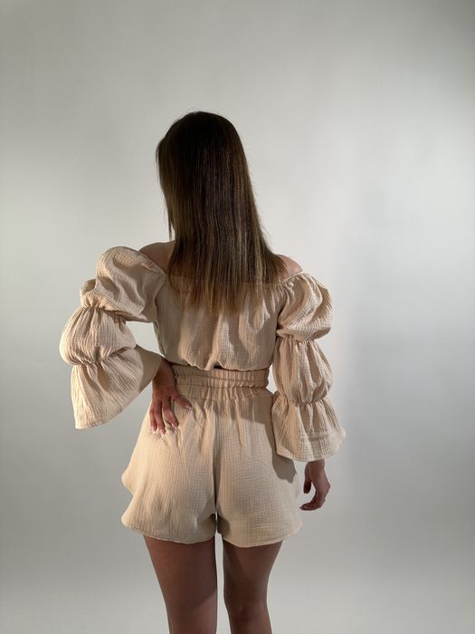 Beżowe krótkie spodenki muślinowe