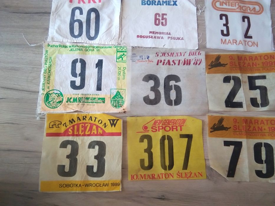 Numery startowe z biegów ulicznych.