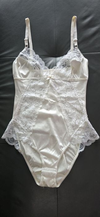 Eleganckie Body W Kremowym Kolorze Włoskiej Marki Milady Corsette
