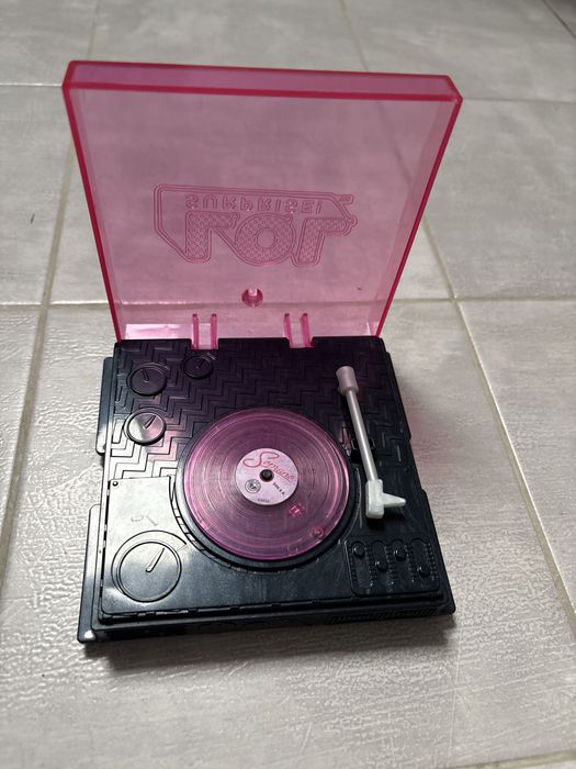 Прогавач LOL з платівкою